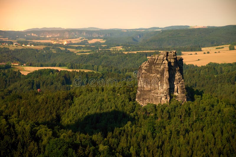 Populäre Bergsteiger nehmen in Sachsen-Park, Deutschland Zuflucht Scharfe Sandsteinklippen über tiefem Tal lizenzfreie stockfotografie Populäre Bergsteiger nehmen in Sachsen-Park, Deutschland Zuflucht Scharfe Sandsteinklippen über tiefem Tal lizenzfreie stockfotografie