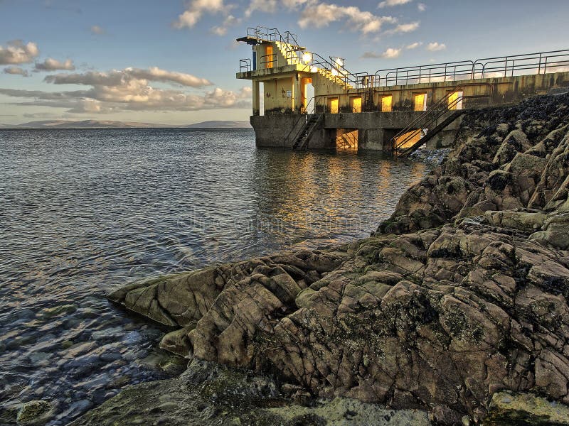 Populärer Touristenplatz, tauchender Turm des Schwarzwassers, Salthill, Galway-Stadt, Irland lizenzfreie stockbilder Populärer Touristenplatz, tauchender Turm des Schwarzwassers, Salthill, Galway-Stadt, Irland lizenzfreie stockbilder