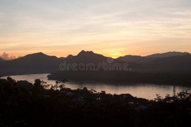 Por do sol acima de Mekong River em Luang Prabang, Laos imagens de stock Por do sol acima de Mekong River em Luang Prabang, Laos imagens de stock