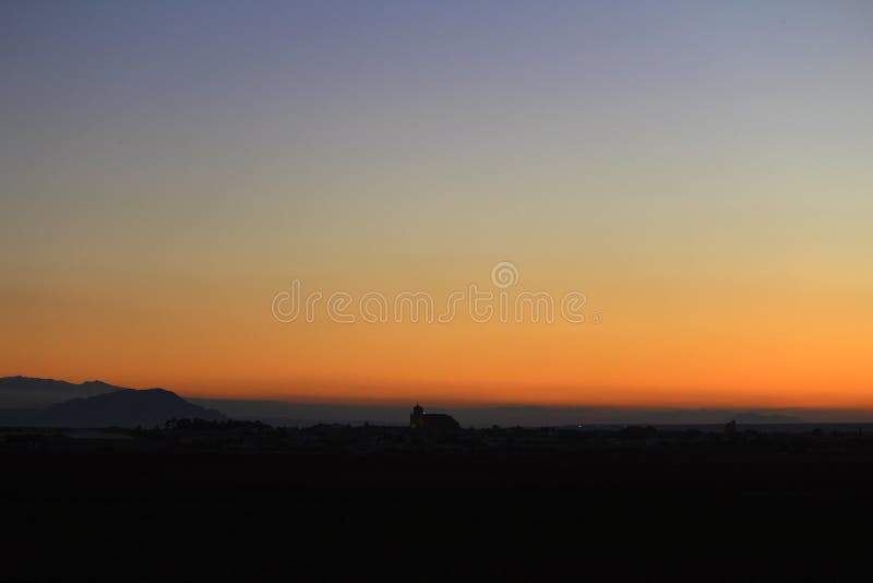Por do sol agradável em uma cidade pequena imagem de stock Por do sol agradável em uma cidade pequena imagem de stock