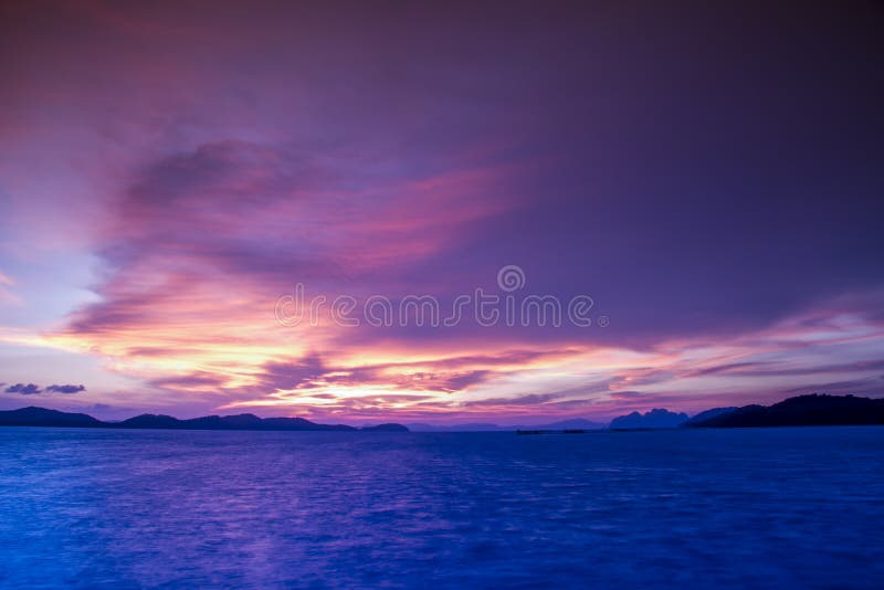 Por do sol agradável na praia e em um bonito fotos de stock Por do sol agradável na praia e em um bonito fotos de stock