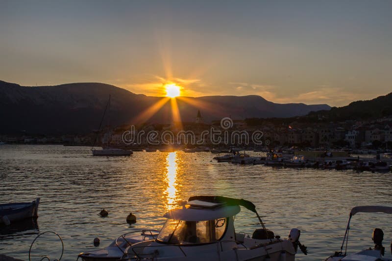 Por do sol agradável no mar com navios, Croácia de Krk da ilha de Baska fotografia de stock Por do sol agradável no mar com navios, Croácia de Krk da ilha de Baska fotografia de stock