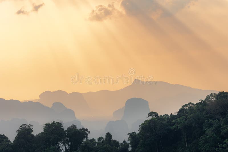 Por do sol alaranjado bonito na selva asiática foto de stock royalty free Por do sol alaranjado bonito na selva asiática foto de stock royalty free