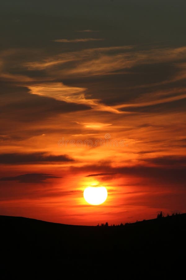 Por do sol alaranjado da montanha imagens de stock Por do sol alaranjado da montanha imagens de stock