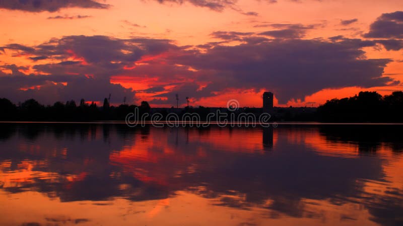 Por do sol alaranjado de surpresa sobre o horizonte com uma silhueta da torre fotografia de stock royalty free Por do sol alaranjado de surpresa sobre o horizonte com uma silhueta da torre fotografia de stock royalty free