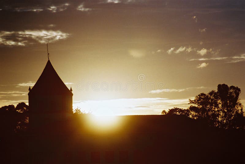 Por do sol atrás da igreja imagens de stock Por do sol atrás da igreja imagens de stock