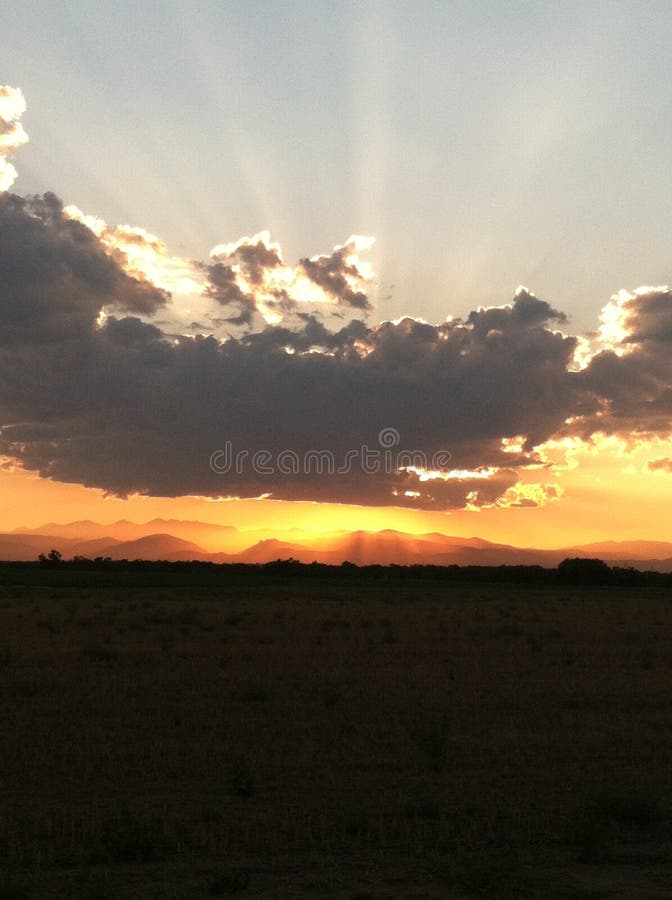 Por do sol atrás das nuvens sobre as montanhas 2 foto de stock royalty free