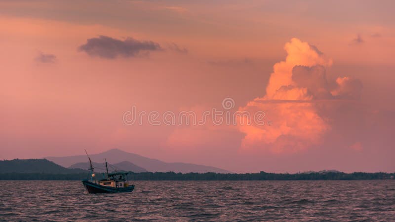 Por do sol bonito com barco de pesca fotografia de stock Por do sol bonito com barco de pesca fotografia de stock