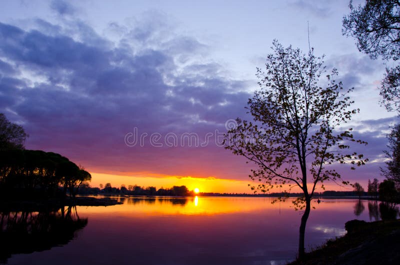 Por do sol bonito do lago no tempo de mola fotografia de stock Por do sol bonito do lago no tempo de mola fotografia de stock