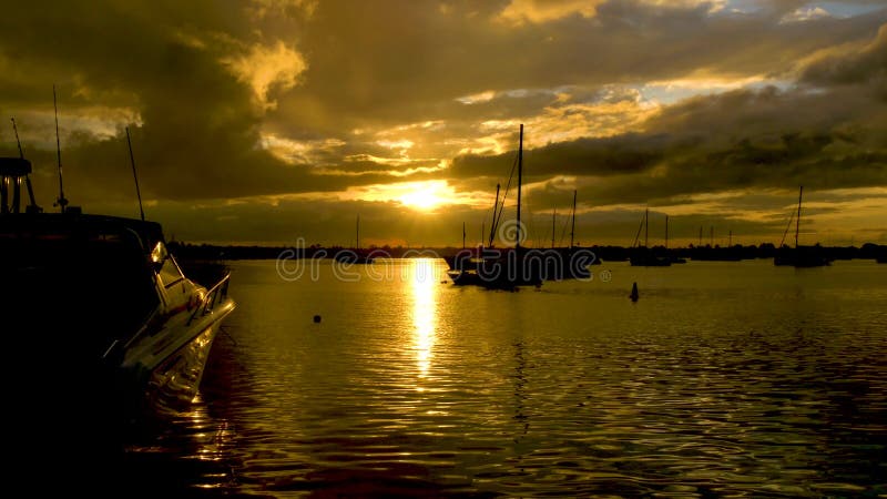 Por do sol bonito na costa vídeos de arquivo
