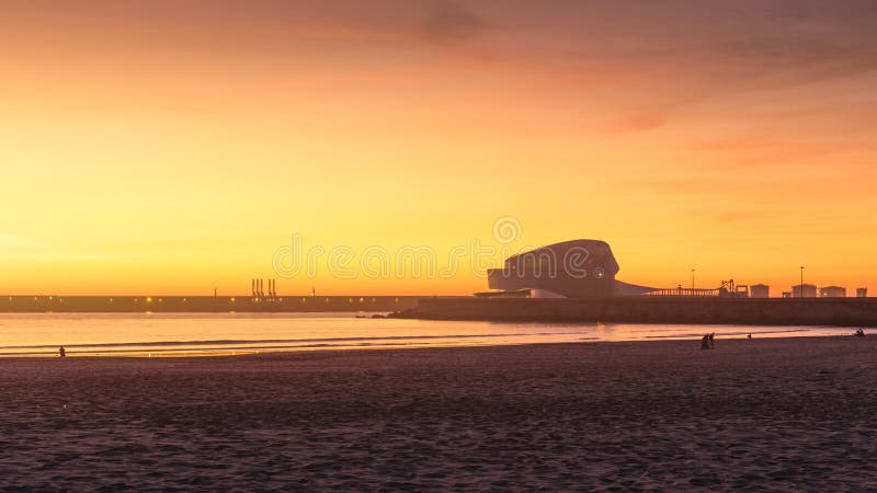Por do sol bonito na praia, na areia e na praia com por do sol imagem de stock Por do sol bonito na praia, na areia e na praia com por do sol imagem de stock