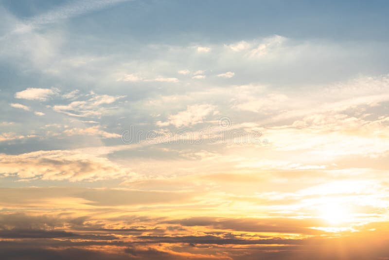 Por do sol bonito, paisagem celestial, sol nas nuvens fotografia de stock royalty free Por do sol bonito, paisagem celestial, sol nas nuvens fotografia de stock royalty free