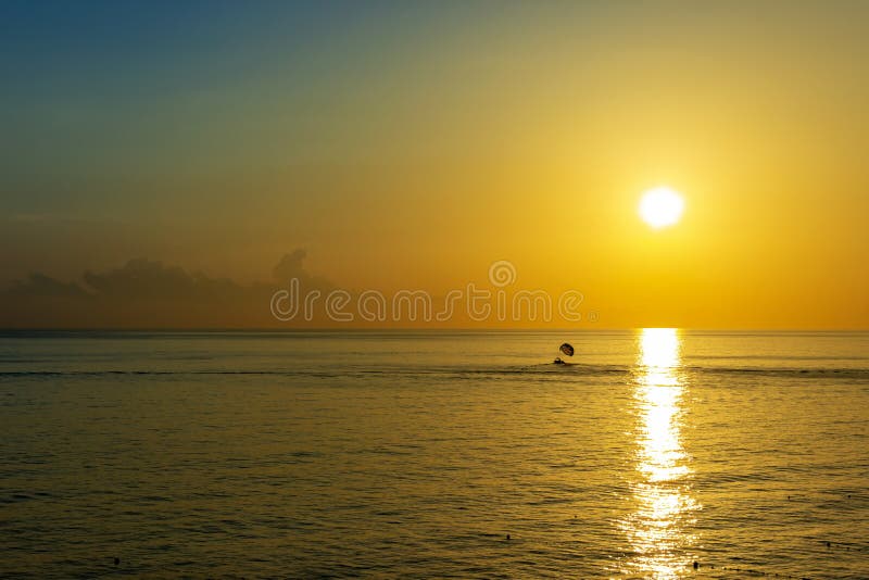 Por do sol bonito sobre o mar escuro Fundo do ver?o fotografia de stock royalty free Por do sol bonito sobre o mar escuro Fundo do ver?o fotografia de stock royalty free