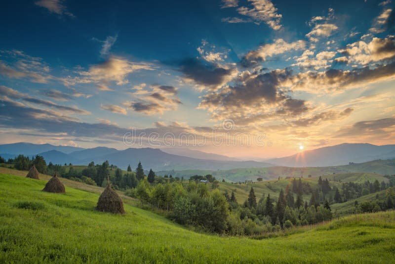 Por do sol carpathian majestoso em um vale da montanha do verão imagem de stock Por do sol carpathian majestoso em um vale da montanha do verão imagem de stock