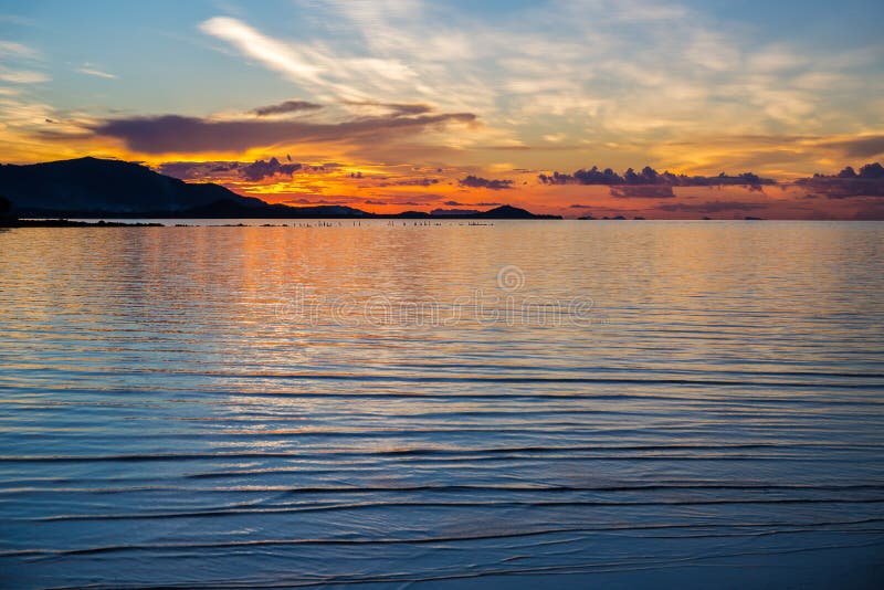 Por do sol colorido sobre o mar na ilha Tailândia do samui do Koh foto de stock royalty free Por do sol colorido sobre o mar na ilha Tailândia do samui do Koh foto de stock royalty free