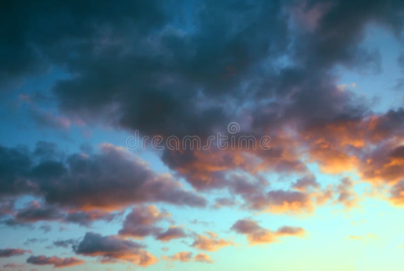 Pôr do sol com nuvens dramáticas imagem de stock royalty free