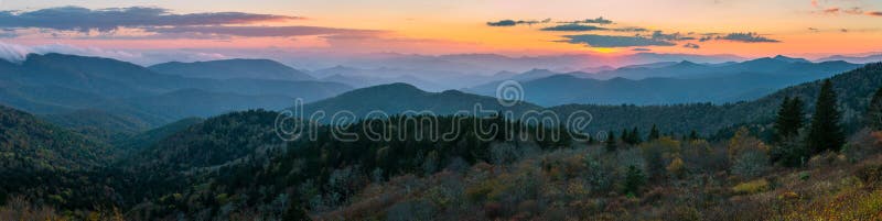 Por do sol cênico, Ridge Mountains azul, North Carolina