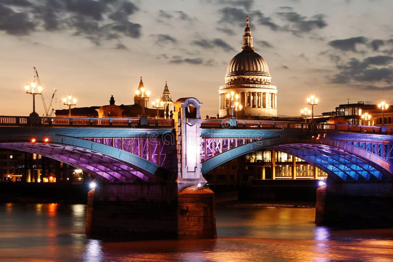 Por Do Sol Da Arquitetura Da Cidade De Londres Imagem de Stock - Imagem