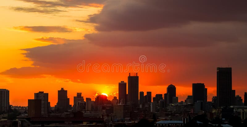 Por do sol da cidade da silhueta em Joanesburgo África do Sul fotografia de stock Por do sol da cidade da silhueta em Joanesburgo África do Sul fotografia de stock