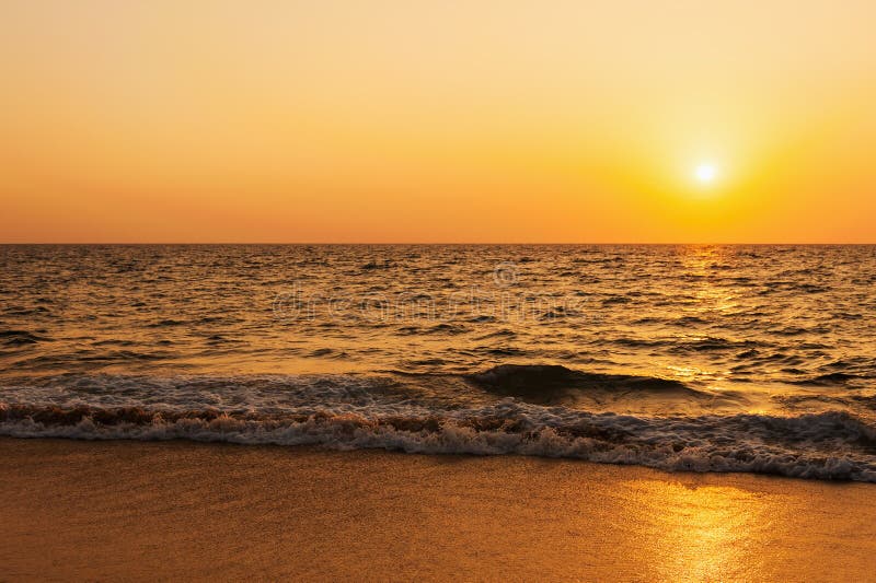 Por do sol da praia do mar foto de stock Por do sol da praia do mar foto de stock