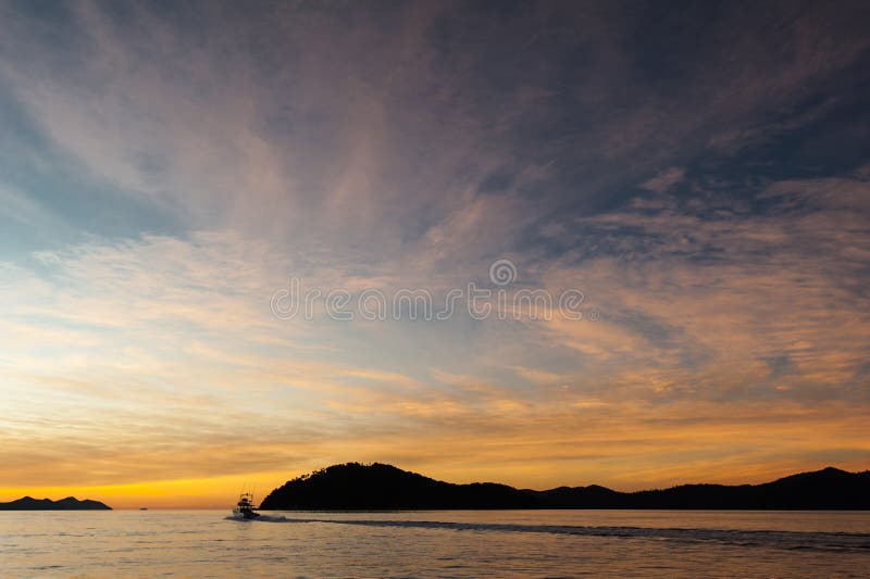 Por do sol das ilhas do domingo de Pentecostes - vista do barco na água Nuvens no céu colorido fotos de stock Por do sol das ilhas do domingo de Pentecostes - vista do barco na água Nuvens no céu colorido fotos de stock
