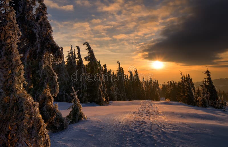 Por do sol das montanhas de Gorce imagem de stock royalty free