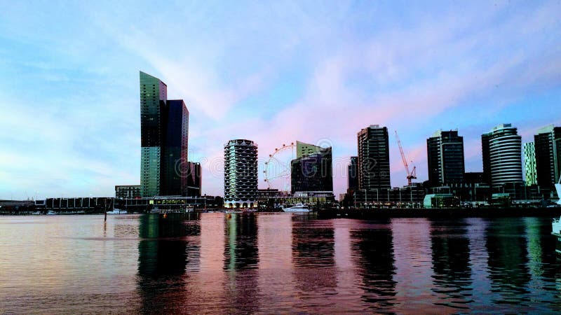 Por do sol das zonas das docas em Melbourne, Austrália foto de stock Por do sol das zonas das docas em Melbourne, Austrália foto de stock