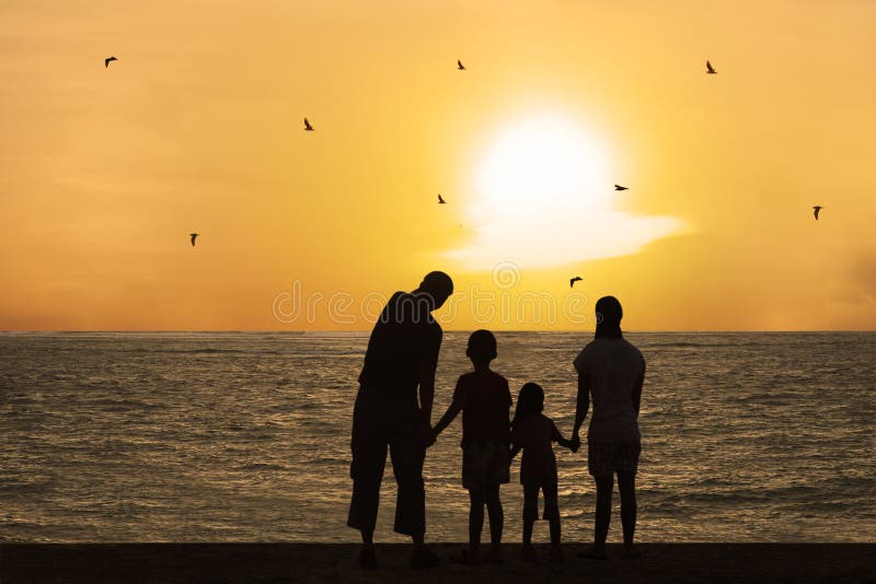 Por do sol de observação 1 da família feliz imagem de stock Por do sol de observação 1 da família feliz imagem de stock