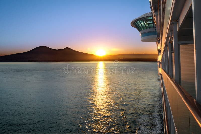 Por do sol e navio de cruzeiros foto de stock royalty free Por do sol e navio de cruzeiros foto de stock royalty free