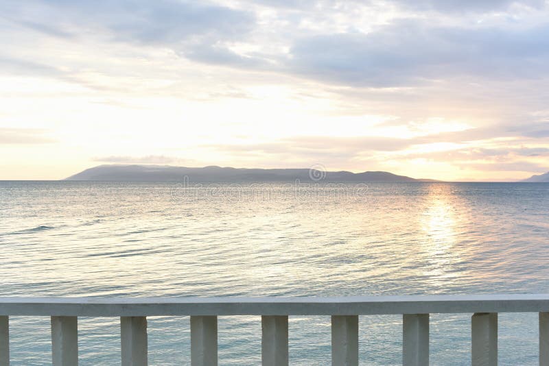 por do sol delicado no mar de adriático Terraplenagem mediterrânea clássica foto de stock por do sol delicado no mar de adriático Terraplenagem mediterrânea clássica foto de stock