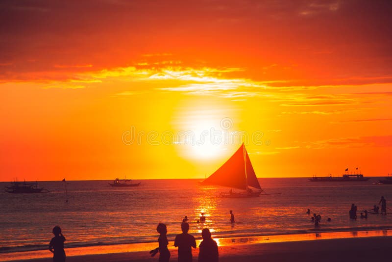 Por do sol dourado dramático do mar com veleiro Adultos novos Curso a Filipinas Férias tropicais luxuosas Ilha do paraíso de Bora fotografia de stock royalty free Por do sol dourado dramático do mar com veleiro Adultos novos Curso a Filipinas Férias tropicais luxuosas Ilha do paraíso de Bora fotografia de stock royalty free