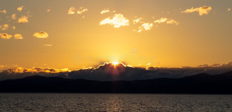 Por do sol dourado sobre as montanhas e as nuvens imagens de stock royalty free Por do sol dourado sobre as montanhas e as nuvens imagens de stock royalty free