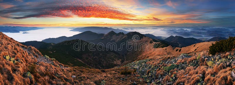 Por do sol dramático na paisagem da montanha da queda fotografia de stock royalty free Por do sol dramático na paisagem da montanha da queda fotografia de stock royalty free