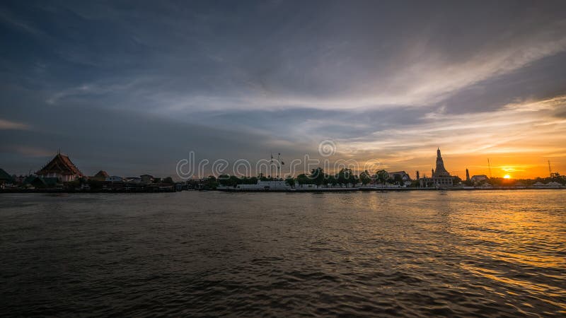 Por do sol em Chao Praya River, Banguecoque, Tailândia imagem de stock royalty free Por do sol em Chao Praya River, Banguecoque, Tailândia imagem de stock royalty free
