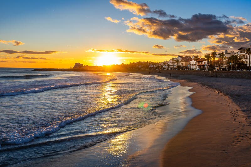 Por do sol em férias no mediterrâneo Hora dourada pelo mar Sitges, Spain fotografia de stock Por do sol em férias no mediterrâneo Hora dourada pelo mar Sitges, Spain fotografia de stock