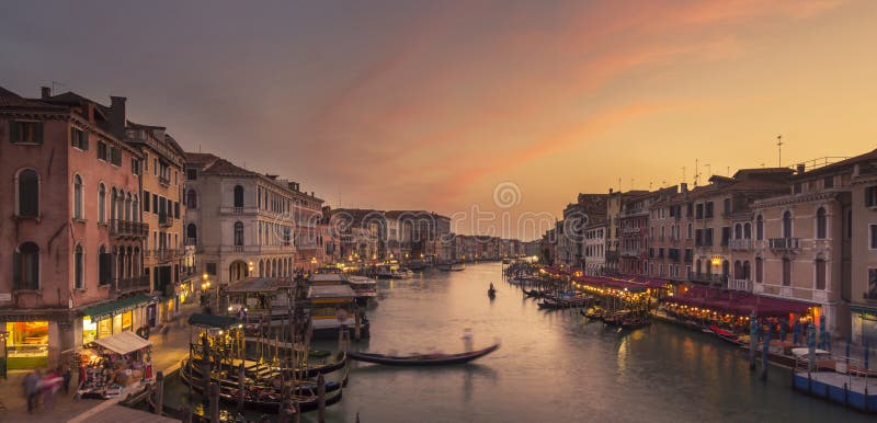Por do sol em Grand Canal, Veneza Vista de Ponte di Rialto imagens de stock royalty free Por do sol em Grand Canal, Veneza Vista de Ponte di Rialto imagens de stock royalty free