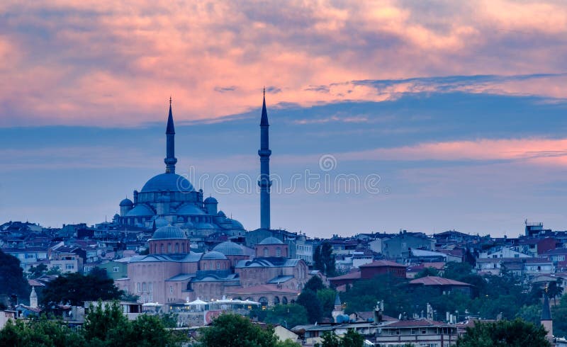 Por do sol em Istambul, Turquia Vista da mesquita Fatih e do monastério de Pantokratora imagem de stock royalty free Por do sol em Istambul, Turquia Vista da mesquita Fatih e do monastério de Pantokratora imagem de stock royalty free
