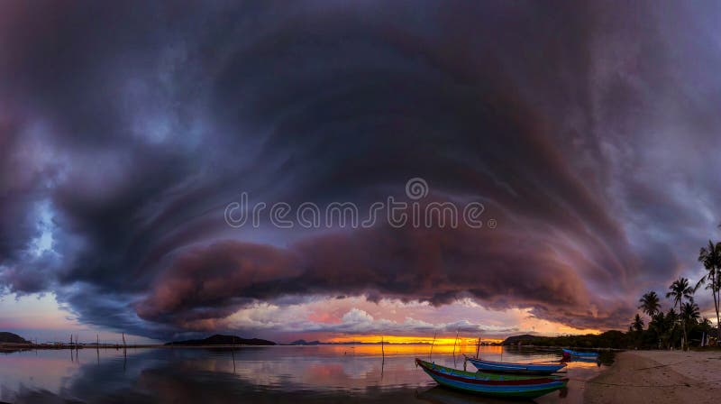 Por do sol em Koh Samui, panorama de Tailândia foto de stock royalty free Por do sol em Koh Samui, panorama de Tailândia foto de stock royalty free