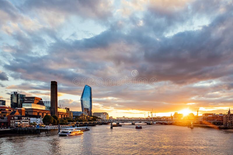 London Eye No Por Do Sol - Londres, Reino Unido Foto de Stock Editorial