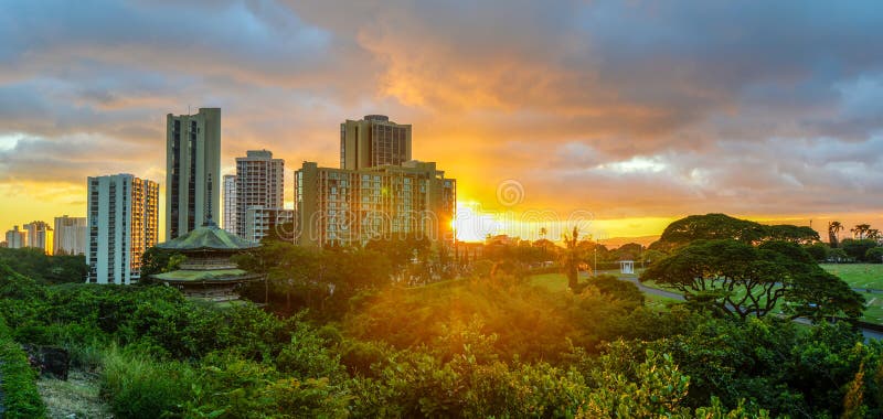 Por do sol em Waikiki, Oahu, Havaí imagem de stock Por do sol em Waikiki, Oahu, Havaí imagem de stock