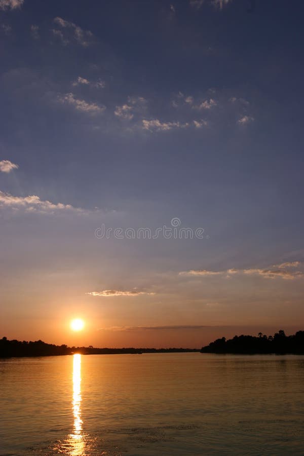 Por do sol em Zimbabwe sobre o rio de Zambezi imagem de stock royalty free Por do sol em Zimbabwe sobre o rio de Zambezi imagem de stock royalty free