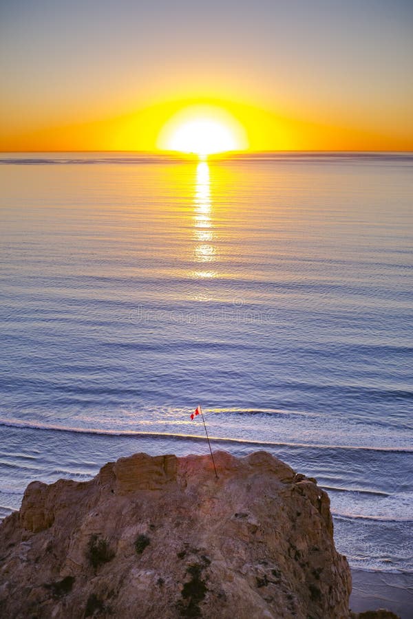 Por do sol fora da costa de San Diego com bandeira fotos de stock royalty free Por do sol fora da costa de San Diego com bandeira fotos de stock royalty free