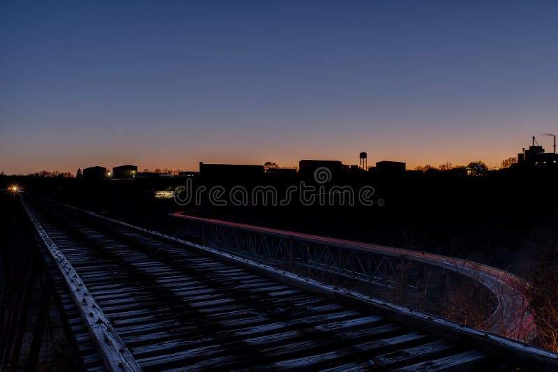 Por do sol/hora azul - ponte alta nova abandonada do ` s - Norfolk & estrada de ferro ocidental - rio de Kentucky - Kentucky fotos de stock Por do sol/hora azul - ponte alta nova abandonada do ` s - Norfolk & estrada de ferro ocidental - rio de Kentucky - Kentucky fotos de stock