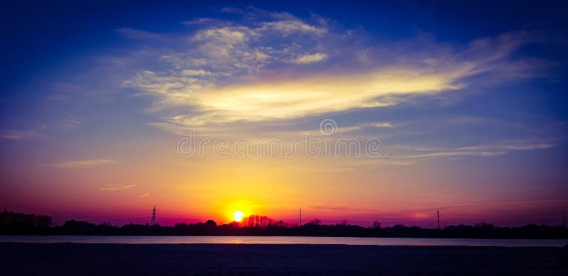 Por do sol impressionante brilhante no rio de Kuban! imagens de stock royalty free Por do sol impressionante brilhante no rio de Kuban! imagens de stock royalty free