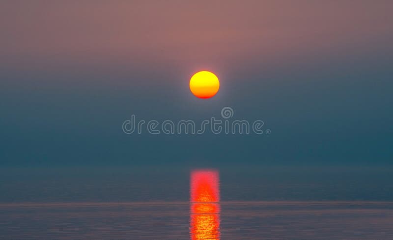 Por do sol incomum bonito sobre o Lago Michigan fotos de stock royalty free Por do sol incomum bonito sobre o Lago Michigan fotos de stock royalty free