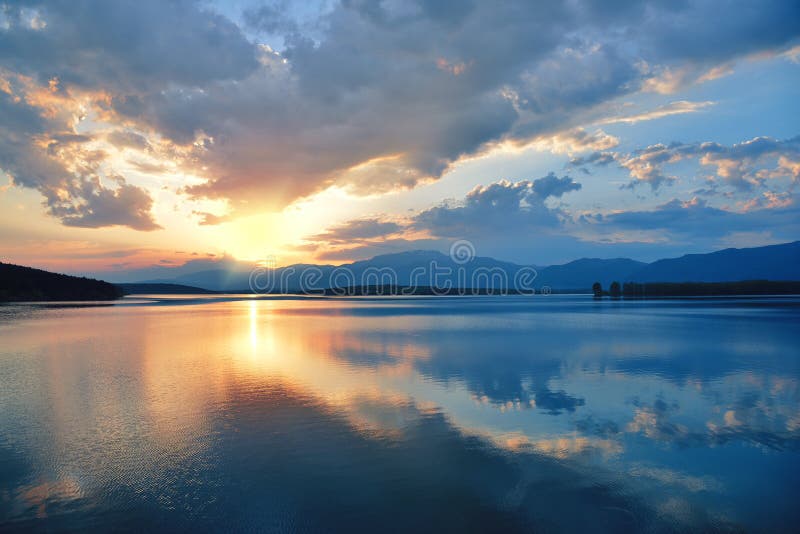Por do sol Incredibly bonito Sun, lago Por do sol ou paisagem do nascer do sol, panorama da natureza bonita Céu que surpreende nu Por do sol Incredibly bonito Sun, lago Por do sol ou paisagem do nascer do sol, panorama da natureza bonita Céu que surpreende nu