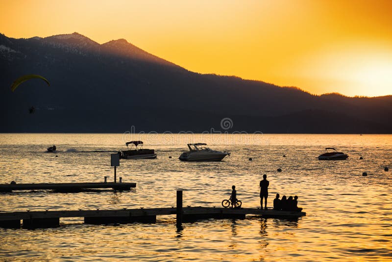 Por do sol Lake Tahoe sul imagem de stock royalty free Por do sol Lake Tahoe sul imagem de stock royalty free