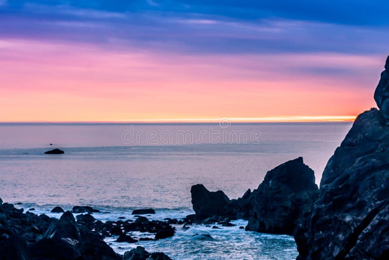 Por do sol magenta sobre o Oceano Pacífico fotos de stock royalty free Por do sol magenta sobre o Oceano Pacífico fotos de stock royalty free