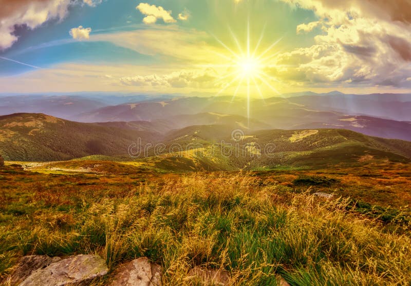 Por do sol majestoso em montanhas Carpathian, Ucrânia