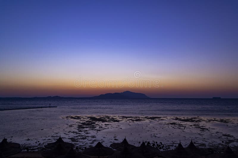 Por do sol maravilhoso no Sharm-el-Sheikh, Egito sobre a ilha de Tiran, com referência a fotos de stock royalty free Por do sol maravilhoso no Sharm-el-Sheikh, Egito sobre a ilha de Tiran, com referência a fotos de stock royalty free